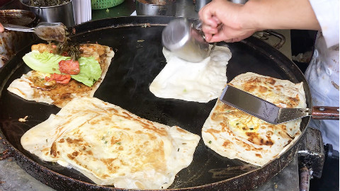 实拍苏州网红鸡蛋灌饼,近60人等老板开门!最贵8元,能卖1000个